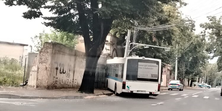 A intrat cu autobuzul în doi stâlpi de electricitate și s-a oprit într-un zid