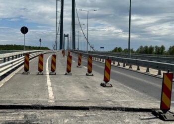 A început reasfaltarea Podului suspendat peste Dunăre