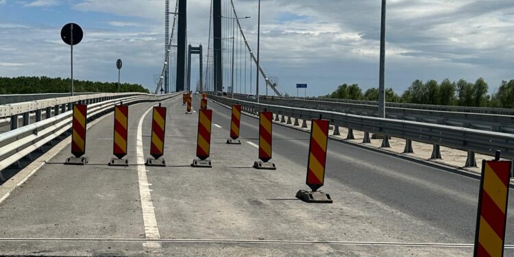 A început reasfaltarea Podului suspendat peste Dunăre