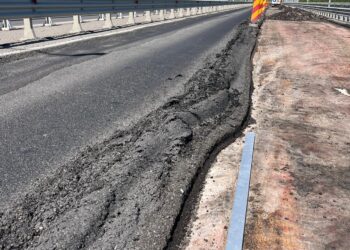A început reasfaltarea Podului suspendat peste Dunăre