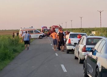 Un bărbat din Șuțești s-a răsturnat cu mașina pe DC 38. Șoferul, soția acestuia și cei doi copii ai lor au fost transportați la spital