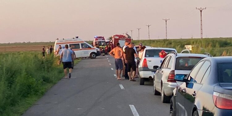 Un bărbat din Șuțești s-a răsturnat cu mașina pe DC 38. Șoferul, soția acestuia și cei doi copii ai lor au fost transportați la spital