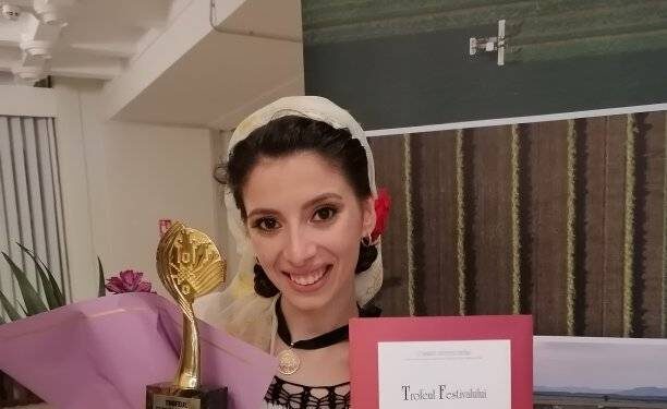 Cârlugea Larisa-Daniela, reprezentantă a zonei etnofolclorice Gorj, este câştigătoarea marelui trofeu al Festivalului Internațional de folclor Cântecul de dragoste de-a lungul Dunării