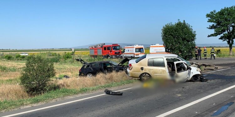 Accident mortal la intersecția DN2B cu DJ203D, în județul Buzău. Un bărbat de 46 de ani, din Făurei, pasager într-unul dintre autovehiculele implicate, a decedat