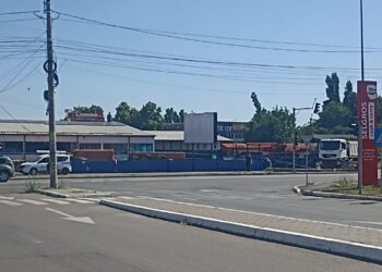 A intrat cu camionul într-un stâlp