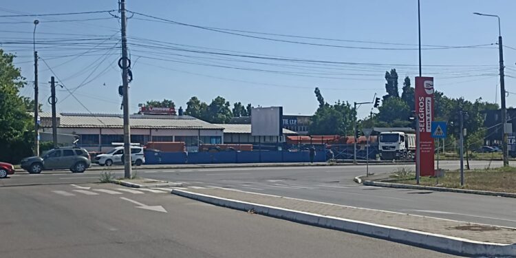 A intrat cu camionul într-un stâlp