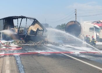 Trafic blocat pe DE 87, la ieșire din localitatea Baldovinești, în urma unui accident rutier urmat de un incendiu