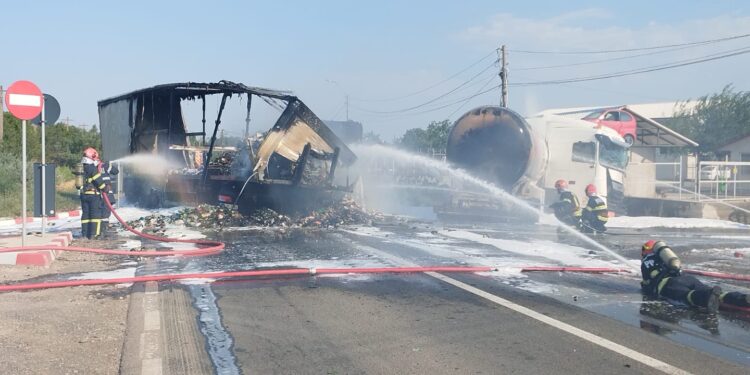 Trafic blocat pe DE 87, la ieșire din localitatea Baldovinești, în urma unui accident rutier urmat de un incendiu