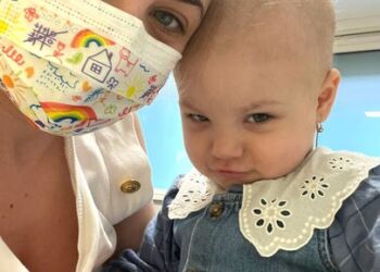 La vârsta la care majoritatea copiilor învață să meargă, Theoris se luptă cu leucemia