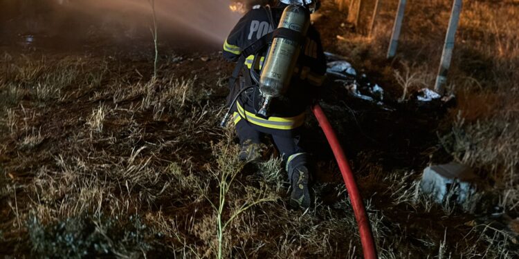 Video: A dat foc la resturi vegetale și incendiul s-a extins la locuință