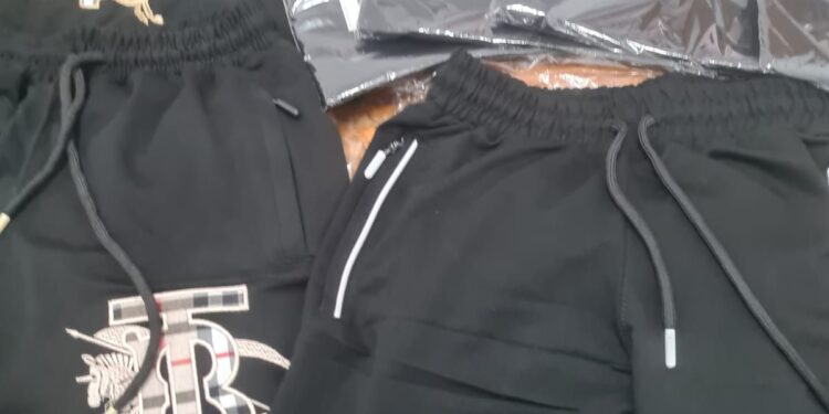 Jandarmii brăileni au oprit de la comercializare mai multe articole  vestimentare care purtau mărci identice sau similare cu o marcă înregistrată