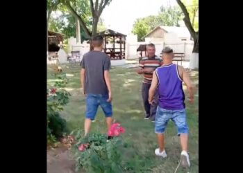Doi tineri din comuna Mircea Vodă au agresat un bărbat de 59 de ani în curtea bisericii