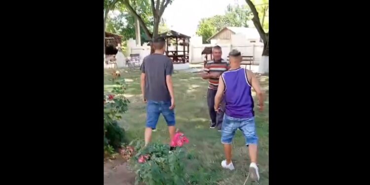 Doi tineri din comuna Mircea Vodă au agresat un bărbat de 59 de ani în curtea bisericii