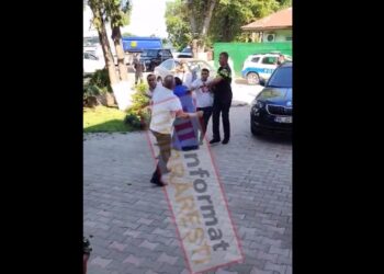 După ce în weekend au dansat la nuntă, luni s-au luat la bătaie în fața Primăriei din Liești