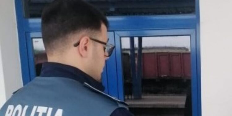 Polițiștii de la Biroul Județean de Poliție Transporturi Brăila au identificat un bărbat care i-ar fi sustras unui călător aflat în tren un telefon mobil și o sumă de bani