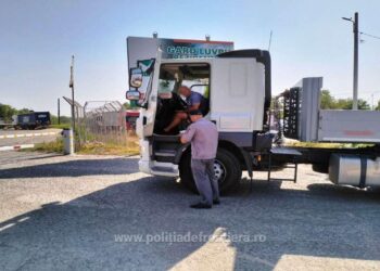 A prezentat, la controlul de frontieră pentru ansamblul auto condus, o poliță de asigurare obligatorie falsă