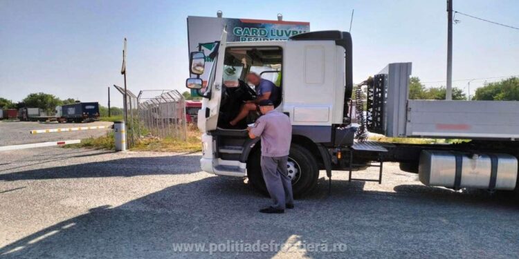A prezentat, la controlul de frontieră pentru ansamblul auto condus, o poliță de asigurare obligatorie falsă