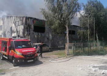 Bărbat găsit carbonizat în urma unui incendiu produs la o fabrică de prelucrare a furnirului, în extravilanul localității Siliștea
