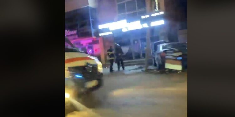 Accident pe Bulevardul Dorobanților. Un șofer din Tufești a lovit un stâlp de electricitate și apoi o femeie care se afla pe trotuar