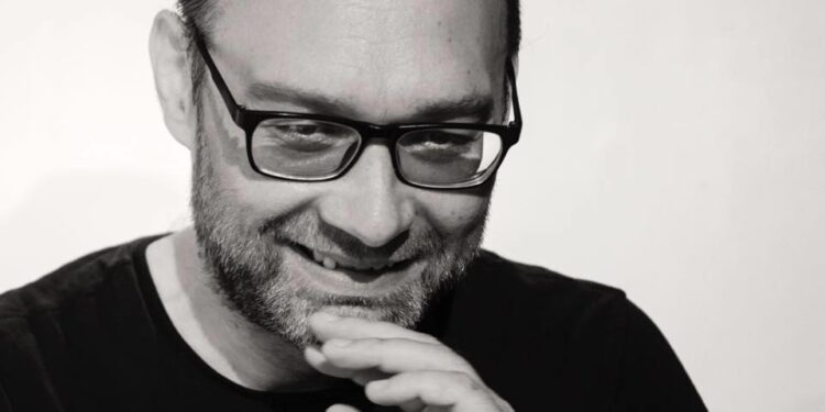 Directorul al Teatrului de Artă din București, Bogdan Budeș a murit în urma unui infarct în somn. El va fi înmormântat la Brăila, orașul său natal