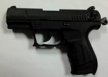 Tânăr de 17 ani, din Brăila, cercetat sub control judiciar după ce a împușcat, cu un pistol cu bile, un bărbat de 42 de ani