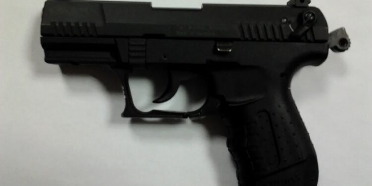 Tânăr de 17 ani, din Brăila, cercetat sub control judiciar după ce a împușcat, cu un pistol cu bile, un bărbat de 42 de ani