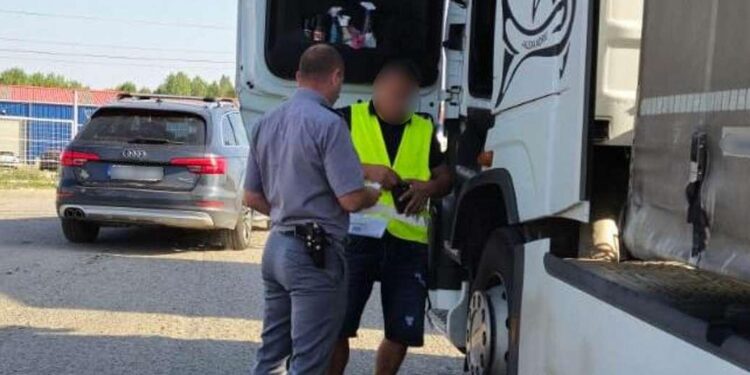 Semiremocă asigurată în fals, descoperită cu ajutorul aplicației eDAC de polițiștii de frontieră din cadrul Punctului Poliției de Frontieră Zona Liberă Brăila