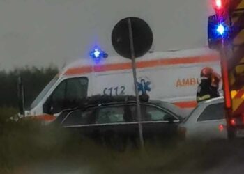 Accident pe DE 584 la intersecția cu DJ 255A. Trei persoane rănite