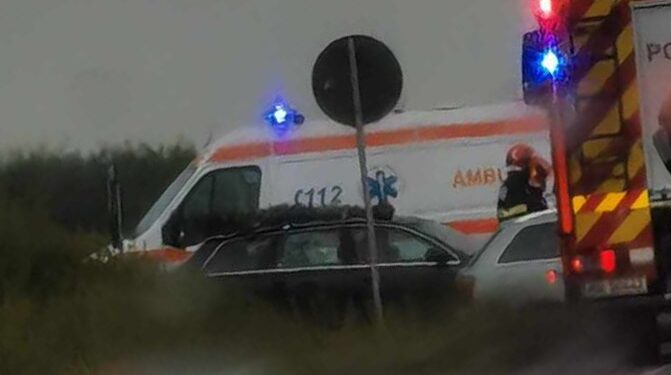 Accident pe DE 584 la intersecția cu DJ 255A. Trei persoane rănite