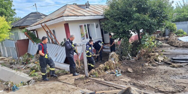 Pompierii brăileni în sprijinul locuitorilor din județul Galați afectați de inundații