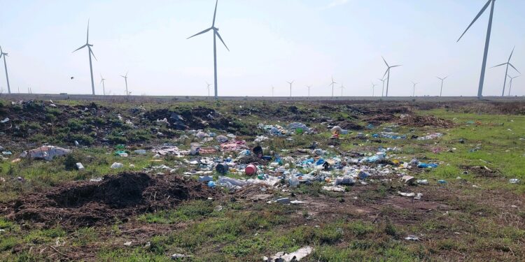 Primăria comunei Gemenele amendată de Garda de Mediu pentru deșeurile depozitate pe un teren în extravilanul localității