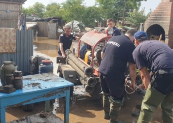 Pompieri din Brăila și alte 10 județe contribuie la curățarea gospodăriilor, îndepărtarea aluviunilor și refacerea drumurilor din zonele afectate de inundații în județul Galați