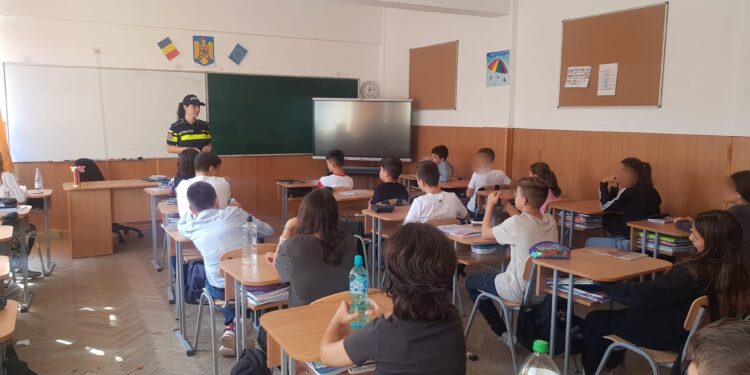 Acțiuni desfășurate de polițiștii brăileni în unitățile de învățământ din Brăila
