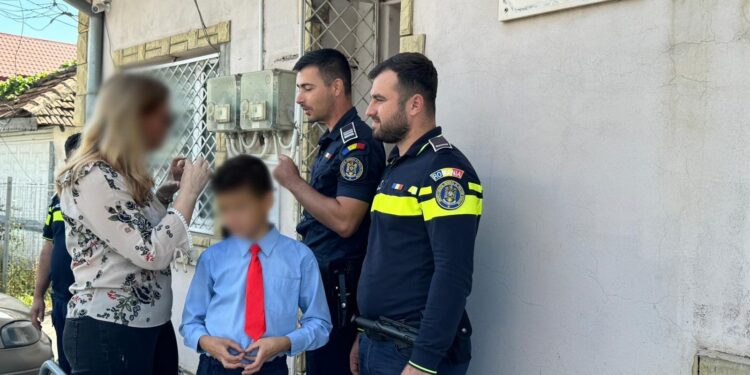 Polițiștii și jandarmii din Buzău alertați de dispariția unui elev de 11 ani care nu a fost găsit de bunică în locul stabilit pentru întâlnire