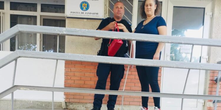 Poșetă găsită pe o alee din stațiunea Lacu Sărat, predată păgubitei de jandarmi