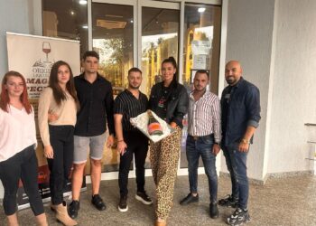Tort în formă de șampanie realizat de cofetăria ”Pisica Albastră” pentru magazinul ”Original Liquor Store”