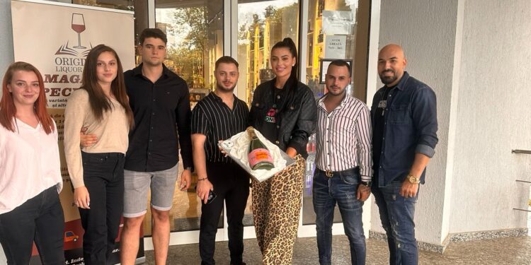Tort în formă de șampanie realizat de cofetăria ”Pisica Albastră” pentru magazinul ”Original Liquor Store”