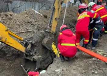 Un mal de pământ s-a prăbușit peste un muncitor care lucra la o rețea de canalizare