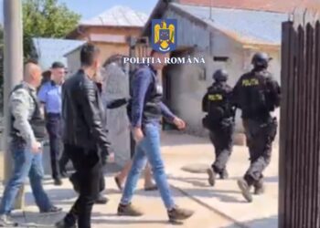 Percheziții la persoane bănuite de tâlhărie calificată, furt calificat și tentativă la furt calificat. Trei tineri, dintre care unul din Făurei, au fost reținuți de polițiști pentru 24 de ore