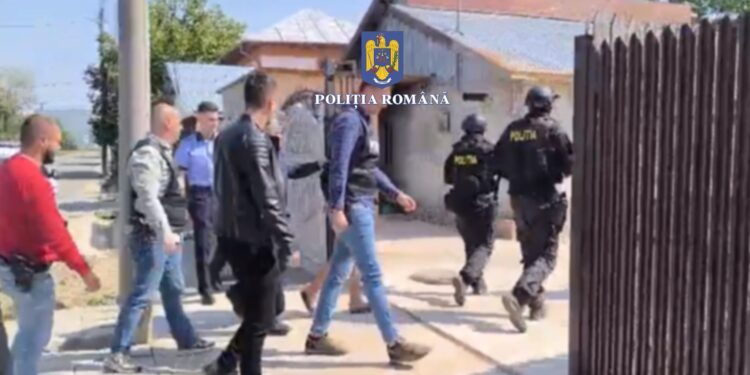 Percheziții la persoane bănuite de tâlhărie calificată, furt calificat și tentativă la furt calificat. Trei tineri, dintre care unul din Făurei, au fost reținuți de polițiști pentru 24 de ore