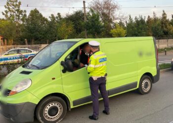 În cursul zilei de vineri, 20 septembrie, opt șoferi au rămas fără permis de conducere. Au fost scoase din trafic 5 autovehicule care puneau în pericol siguranța celorlalți participanți