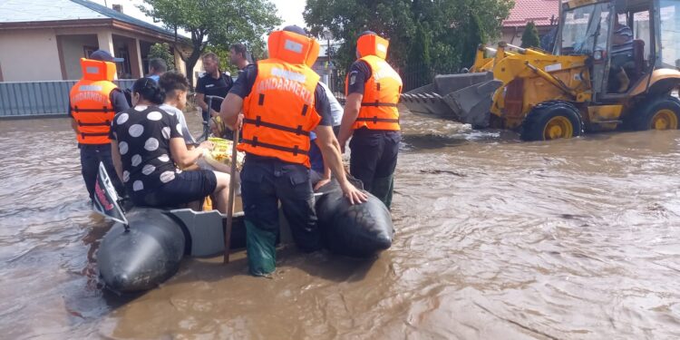 Video: Intervenții ale salvatorilor în zonele inundate din județele Galați, Vaslui și Bacău