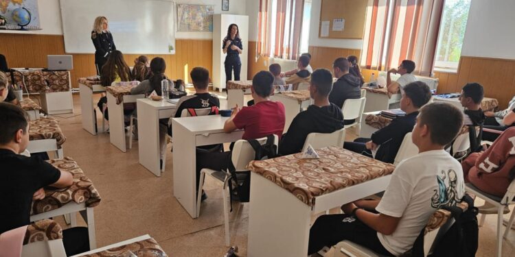 Întâlnire a polițiștilor de la Compartimentul Analiza şi Prevenirea Criminalității cu elevi de la Școala Gimnazială ”Petre P. Carp” din Tufești