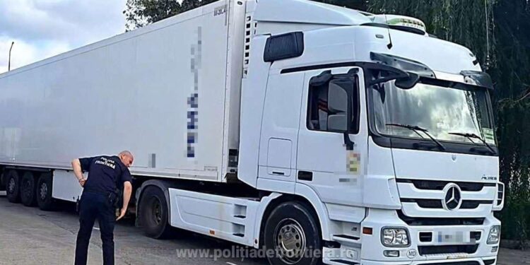 Ansamblu rutier asigurat în fals, descoperit cu ajutorul aplicației eDAC de polițiștii de frontieră din Brăila