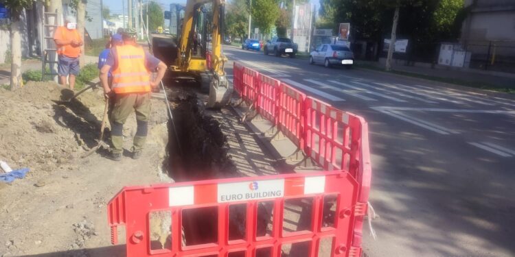 O firmă de construcții care a făcut săpături pe șoseaua Râmnicu Sărat ce nu respectau prevederile avizului, amendată de Poliția Locală