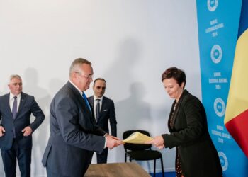 Președintele PNL, Nicolae Ciucă și-a înregistrat la BEC candidatura pentru funcția de Președinte al României