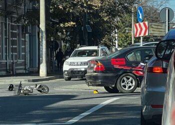 Biciclist accidentat în sensul giratoriu de la intersecția Bd. Cuza cu Calea Galați