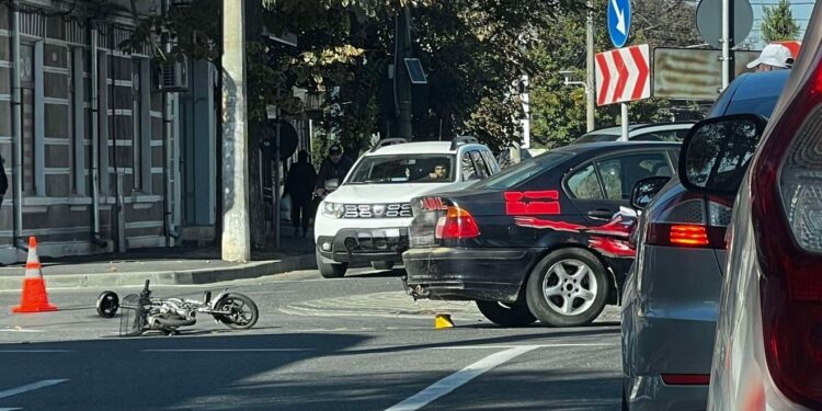 Biciclist accidentat în sensul giratoriu de la intersecția Bd. Cuza cu Calea Galați