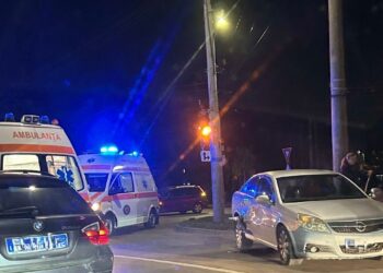 Un șofer băut a lovit un pom și o mașină și și-a continuat deplasarea