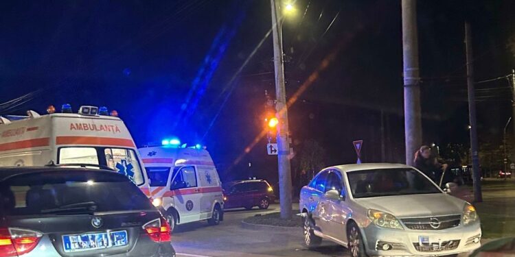 Un șofer băut a lovit un pom și o mașină și și-a continuat deplasarea